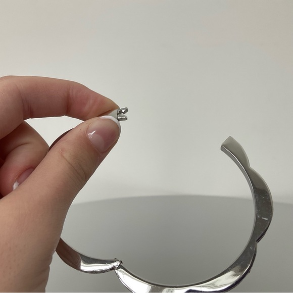 Kate Spade Hinged Silver Scallop Bracelet. - Picture 6 of 11